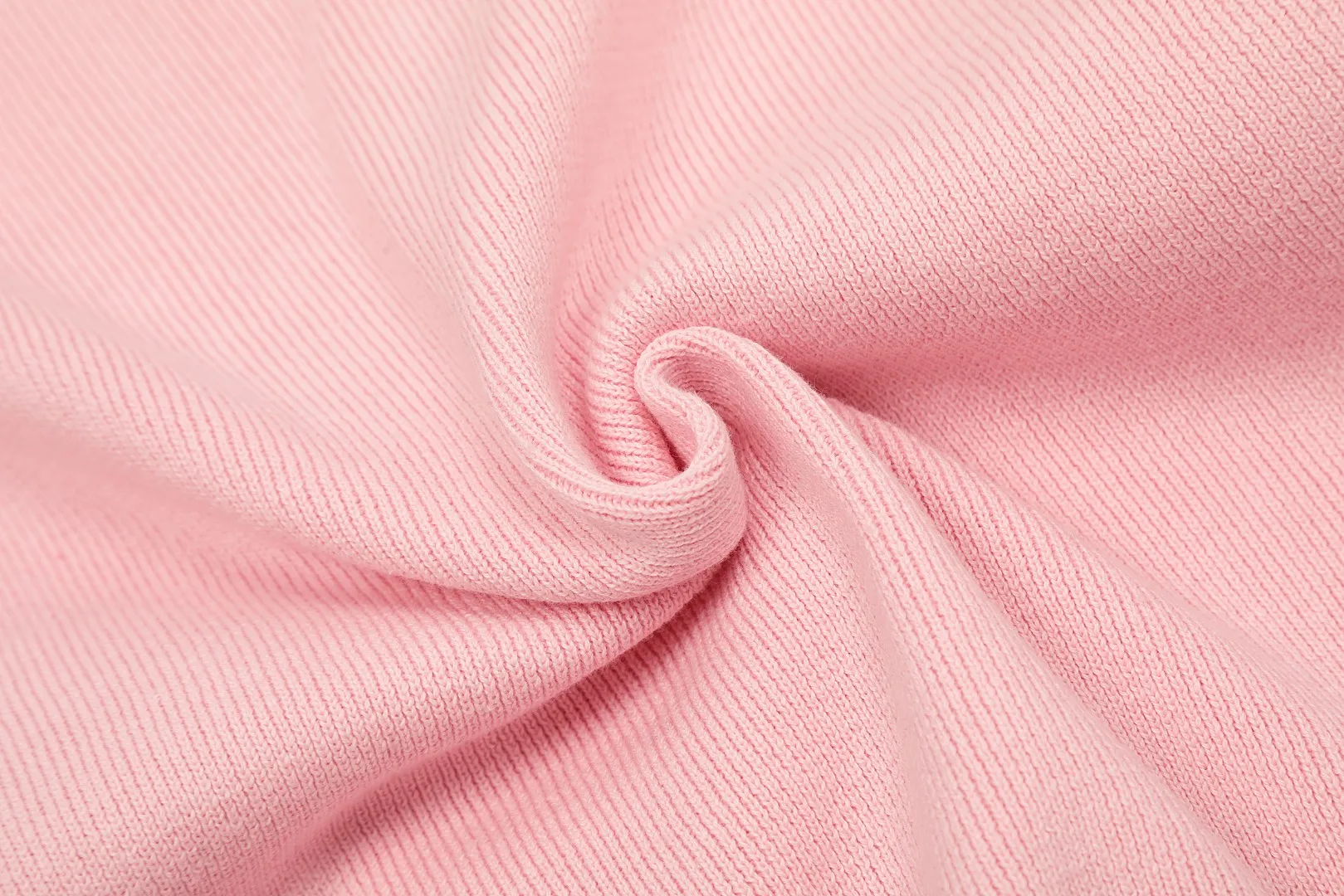 vivienne west wood Vivienne contrasting high-end Korean-style cardigan knitted sweater wool 2024 autumn latest style 🧩 15% merino cotton wool 85% wool blend 🧩Correct Italian 🇮🇹100% wool washed wheat logo Size: S -M- L Color: blue pink black gray